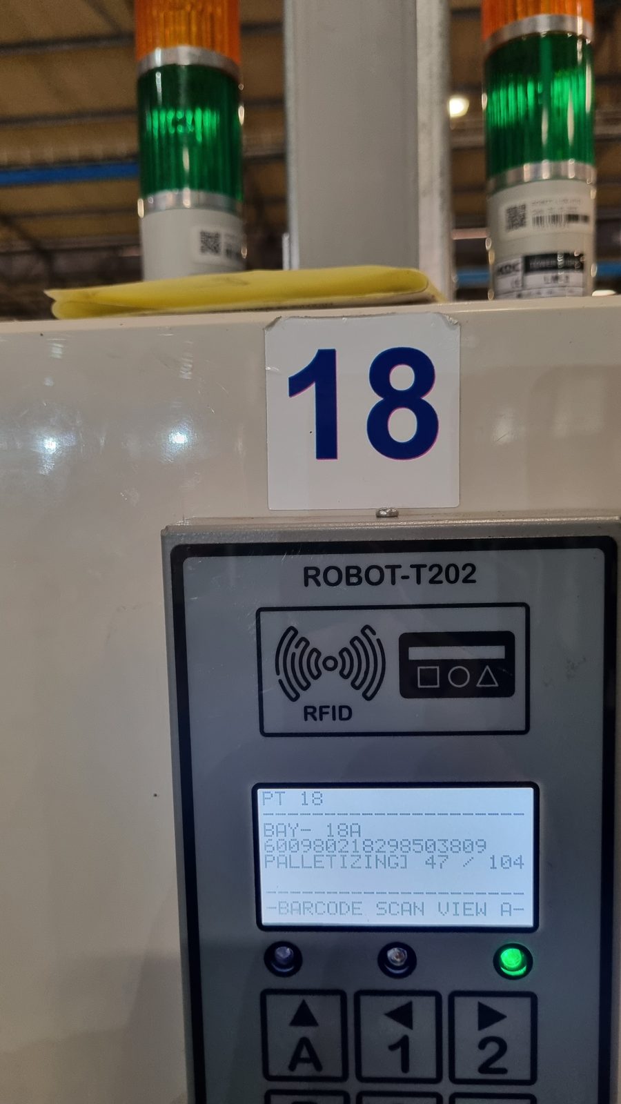 Robot T202 — palletizing point with andon light